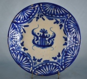 Plato cerámica Teruel, con esmalte azul. Pequeñas cascaduras. Diámetro: 28 cm.