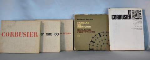 CINCO VOLUMENES SOBRE ARQUITECTURA, tres de Le Corbusier. Uno de R. Neutra y de E. Sacriste el restante. Muy ilustrados.