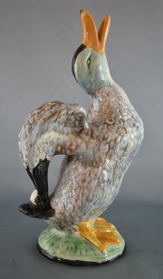 Jarra en forma de pato, cerámica Portuguesa, sellada. Alto: 39 cm.
