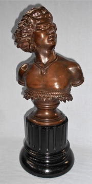 ABORIGEN CON AROS Y COLLAR, escultura de bronce patinado sobre base de madera. Alto total: 48 cm.