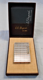 ENCENDEDOR. Dupont de Paris, enchapado en fina plata en su estuche original y con manuales.