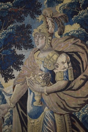 SOLDADO ROMANO PORTANDO OFRENDAS, tapiz de Flandes del siglo XVIII. Mide: