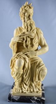 MOISES, escultura de pasta firmada al dorso G. Ruggeri. Base de mármol. Alto total: 25, 5 cm.