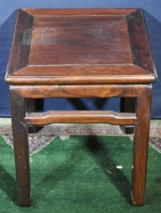 Mesa (banco), madera 'Huanghuali'. Alto: 51 cm. Tapa mide: 41 x 41 cm.