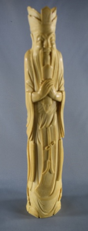 DIGNATARIO CON CARTELA, figura de marfil tallado. Al dorso sello. Alto: 31 cm. Mínima cascadura.