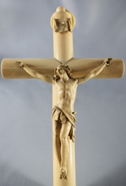 CRUCIFIJO DE MARFIL, tallado. Cruz de forma cilíndrica y Cristo con desperfectos. Deterioros. Alto: 33 cm.