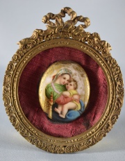 VIRGEN DE LA SILLA, miniatura sobre porcelana, contenida en un marco de bronce dorado. Alto total: 11 cm.