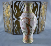 BIOMBO DE CUATRO HOJAS y VASO DE PORCELANA, el primero de bronce calado. Vaso de porcelana china. Alto: 26 y 25 cm.