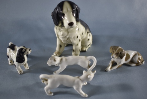 CINCO PIEZAS DE PORCELANA, 3 de perros y 2 felinos, en porcelana. Alto mayor: 10 cm.
