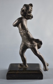 NIÑA PATINANDO, escultura de metal patinado. Base de mármol. Pie restaurado. Alto: 13 cm.