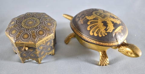 LLAMADOR y DESPOJADOR OCTOGONAL, de bronce dorado y patinado. España. Frente: 12, 5 cm y 5, 5 cm respectivamente.