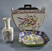 TEA CADDY, de porcelana con tapa de madera, pequeño vaso de porcelana y plato esmaltado con figuras orientales.