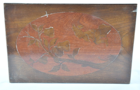 CAJA NECESSAIRE CON ESPEJO, de madera con marquetería de rameados y hojas. Interior con espejo y compartimentos. Mide: 3