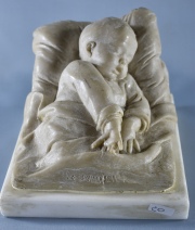 LE SOMMEIL, escultura de marmolina titulada al frente Le Sommeil, y firmada a la derecha Robert. Alto total: 10 cm.