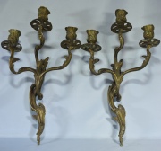 PAR DE APLIQUES ESTILO LUIS XV, de tres brazos, de bronce dorado. Alto: 40 cm.