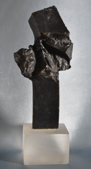 Gamarra, Jorge, escultura de bronce, base de acrílico. Alto total: 15,5 cm.