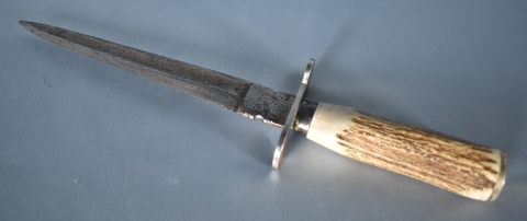 Cuchillo empuñadura de ciervo. Hoja de acero. Largo total: 32,5 cm.