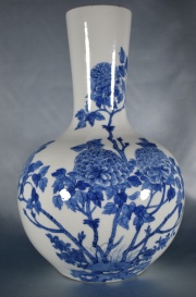 Vaso chino en porcelana blanca con decoración en azul. 38 cm.