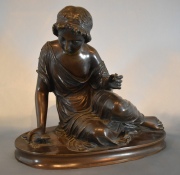 JOVEN CON LAGARTIJA, escultura anónima de bronce patinado. Alto: 28 cm. Frente: 31 cm.