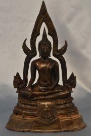 Buda de bronce sobre flor de loto. Alto: 31 cm.