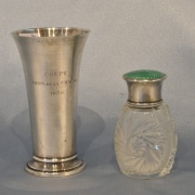 Vaso pequeño de plata Alemana y Perfumero de cristal y tapa de esmalte. 2 Piezas