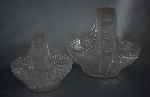 DOS BOMBONERAS INGLESAS, de cristal tallado de diferentes tamaños, en forma de canastas. Alto: 19 cm y 14 cm.