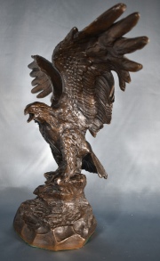 Aguila, escultura en petit bronce. Alto: 38 cm.
