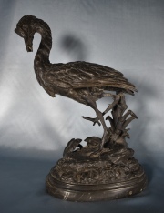 Comolera, P. petit bronce , Ave con rana. Alto: 46 cm.