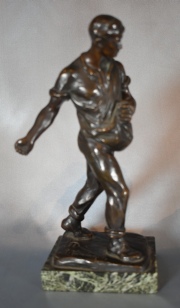 Kaaesbauch, R. Sembrador, escultura de bronce. Alto total 24,5 cm.
