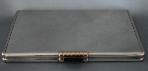 Cigarrera de plata y oro Walser Wald. Frente: 122 cm. Peso: 210 gr.