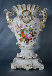 Vaso Isabelino de porcelana blanca decoración floral. Alto: 36, 5 cm.