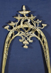 Atril de bronce, alto 110 cm. con guirnaldas.