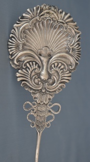 TUPO BOLIVIANO, de plata repujada con decoración de gran palma y roleos. Largo: 29 cm. Peso: 78 gr.