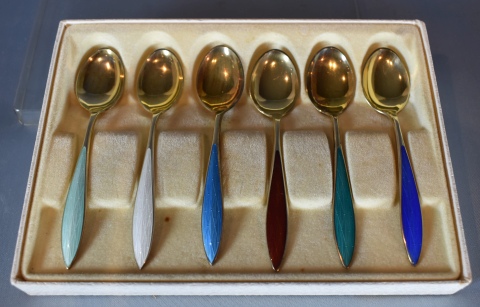 Seis cucharitas vermeil y esmalte de colores.