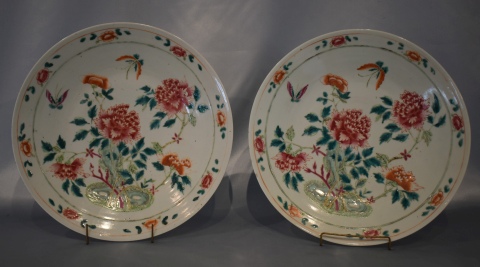 Dos platos de porcelana china. Diámetro: 34, 5 cm.