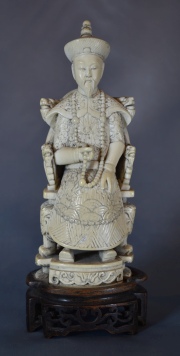EMPERADOR, talla china de marfil, sentado sobre trono. Base de madera. Alto total: 22 cm.