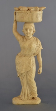 MUJER CON CANASTO DE FRUTAS SOBRE SU CABEZA, figura hindú de marfil tallado. Alto: 20 cm.