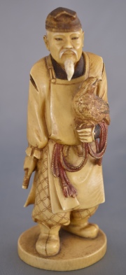 ADIESTRADOR DE AGUILAS, figura de marfil tallado y policromado. Japón, época Mei Ji, 1868 - 1912 Alto: 15 cm.
