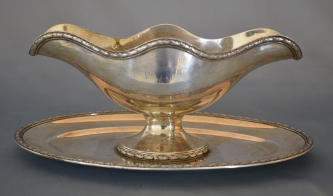Salsera de plata francesa. Frente: 25 cm. Peso: 503 gr. Francia, circa 1900