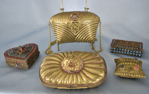 CARTERAS Y DESPOJADORES, de fines del siglo XIX y principios del XX, de bronce, cobre, coral y turquesas, hechas a mano.