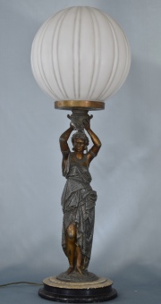 Lámpara, figura femenina en petit bronce. Con tulipa. 57 cm.