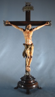 Crucifixión Brasileña. Cruz de jacaranda con terminales de plata