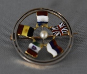 Clip de plata circular y esmalte con banderas Francia, Inglaterra, Italia etc. Con una perlita.2 gr