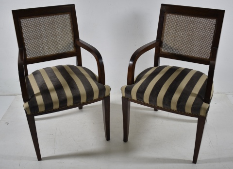 Par sillones estilo inglés, espaldo esterillado, asientos tapizados.