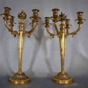 PAR DE CANDELABROS ESTILO LUIS XVI, de bronce dorado. Alto: 54 cm.