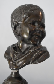 Cabeza de Niño, escultura. avería en el fuste. alto toal 24 cm.
