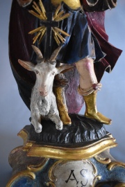 San Miguel. Talla en madera policromada. Figura del santo a sus pies figura de un