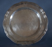 Plato Chileno circular de plata, bode ondeado. Diámetro: 28,5 cm. Peso: 575 gr.