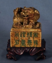 Perro de fo, sello de piedra, con base de madea., Alto: 11, 5 cm. Alto total: 14, 5 cm.