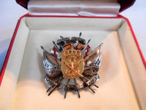 ARMADA ESPAÑOLA, gran prendedor insignia de plata, con escudo enchapado en oro 18 k, del Comandante General de la Inf